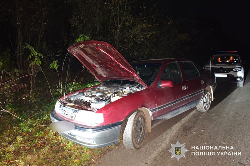 червоне авто вкрали