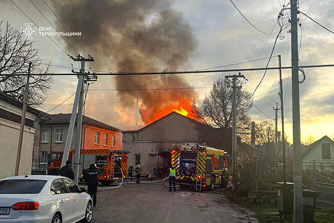 У Микулинцях трапилася масштабна пожежа на підприємстві (ВІДЕО)