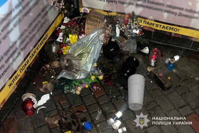 У Ланівцях 36-річна жінка вчинила хуліганські дії на Алеї пам’яті