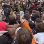 У Тернополі під час роздавання безкоштовних бургерів травмувалися діти