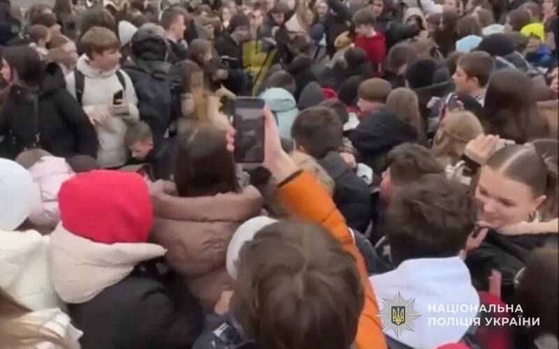 У Тернополі під час роздавання безкоштовних бургерів травмувалися діти