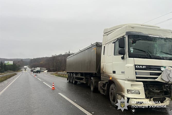У Кременці зіткнулися дві вантажівки (ФОТО)