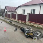 У Лозовій водій мотоцикла врізався в бетонний паркан