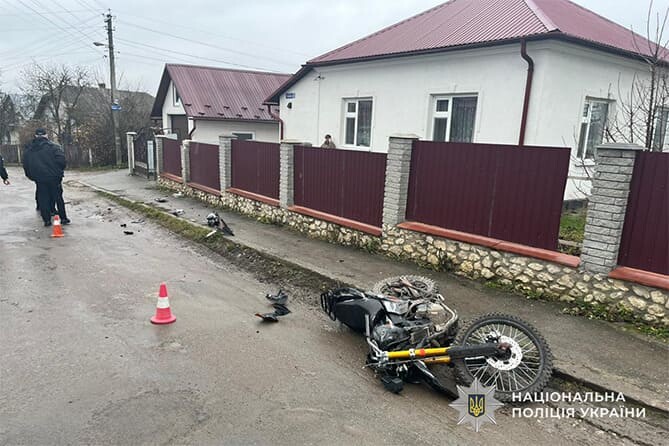 У Лозовій водій мотоцикла врізався в бетонний паркан
