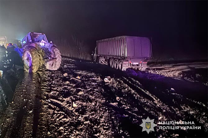 Поблизу Хоросткова водій вантажівки MAN зіткнувся із трактором