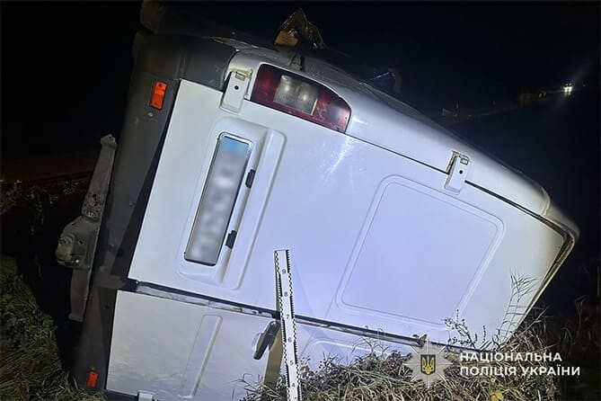 На трасі Львів-Тернопіль зіткнулися Kia Sorento та Mercedes Sprinter. Є травмовані