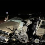 На трасі Тернопіль – Хмельницький водій легковика влетів під вантажівку. Троє людей травмовано