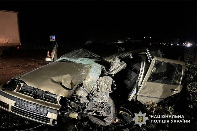 На трасі Тернопіль – Хмельницький водій легковика влетів під вантажівку. Троє людей травмовано