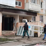 У пошкоджених будинках по вул. Стуса та 15 Квітня у Тернополі триває встановлення нових вікон 