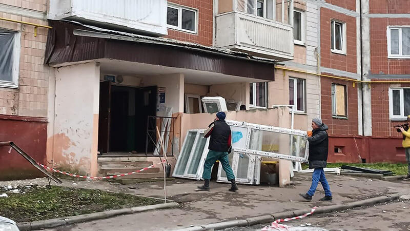 У пошкоджених будинках по вул. Стуса та 15 Квітня у Тернополі триває встановлення нових вікон 
