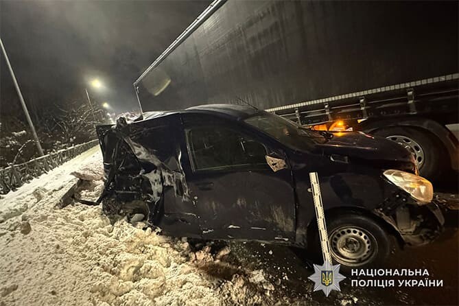 У Тернополі п’яний водій “Дачії” влетів під вантажівку