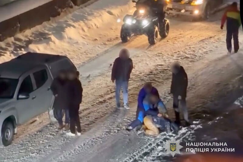 У Кременці водій і пасажир квадроцикла після ДТП побили військового