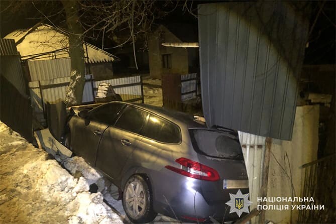 На Теребовлянщині внаслідок ДТП травмувалися водійка та двоє її дітей