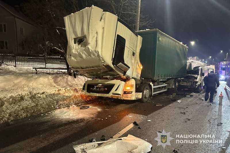 У Великій Березовиці 19-річний водій буса в’їхав у вантажівку