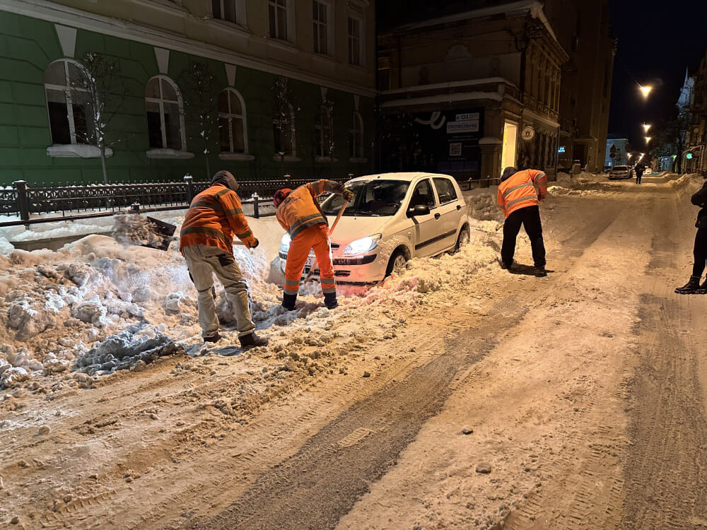 снігопад, машина в снігу