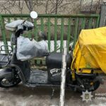 Доставка піци затримується: у Тернополі кур’єр на мопеді збив пішохода