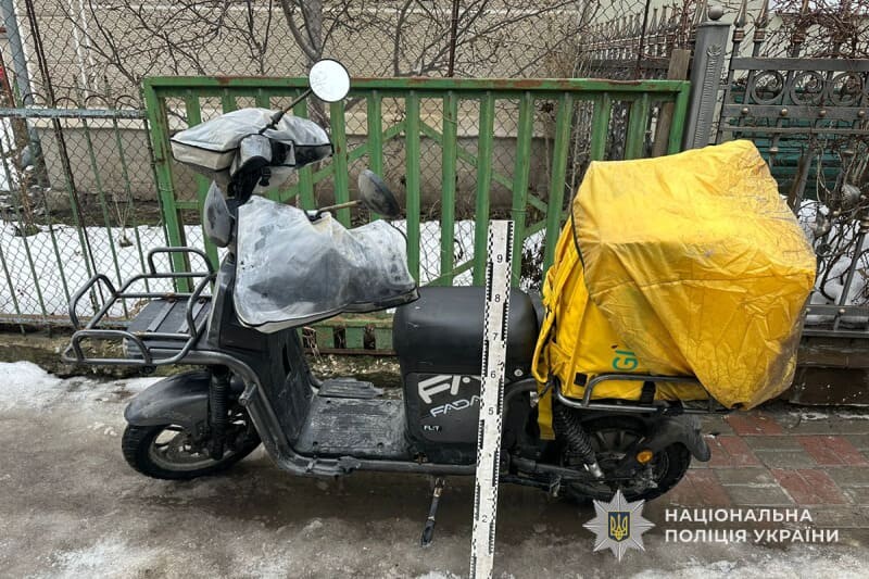 Доставка піци затримується: у Тернополі кур’єр на мопеді збив пішохода