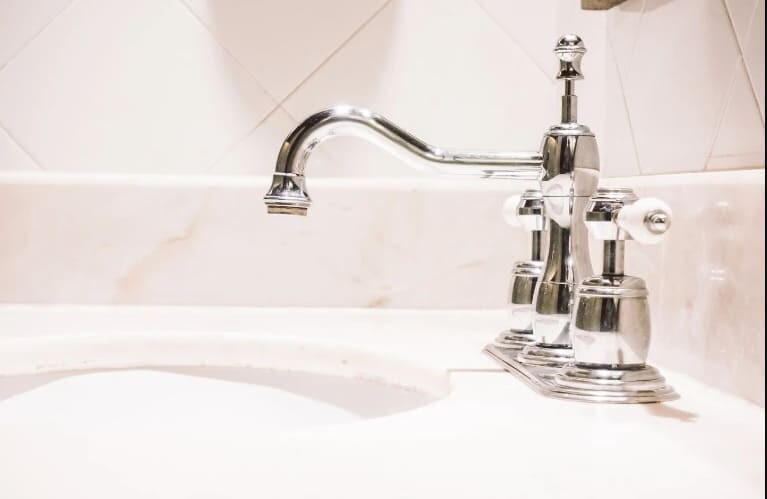 змішувач у ванну