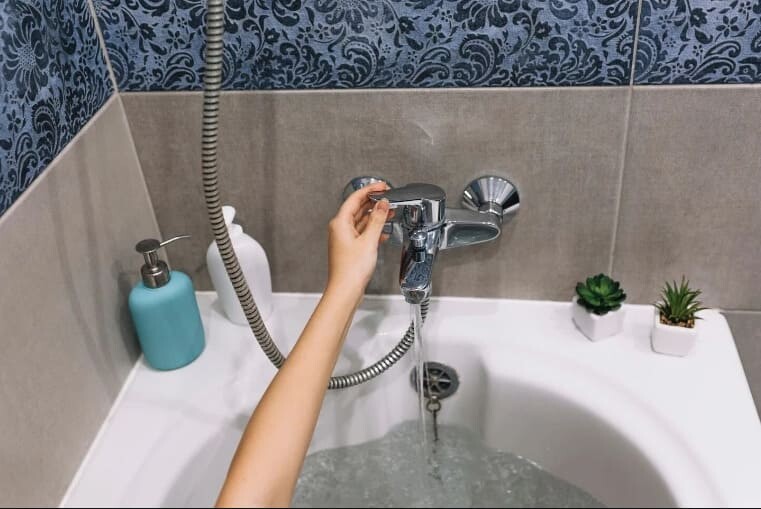 змішувач у ванну