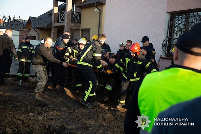 ДСНС Тернопіль, обвал грунту у Байківцях