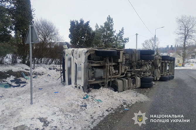 В Ігровиці перекинувся вантажний автомобіль (ФОТО)