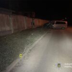 У Гусятині водій буса в’їхав у бетонну огорожу та отримав важкі травми