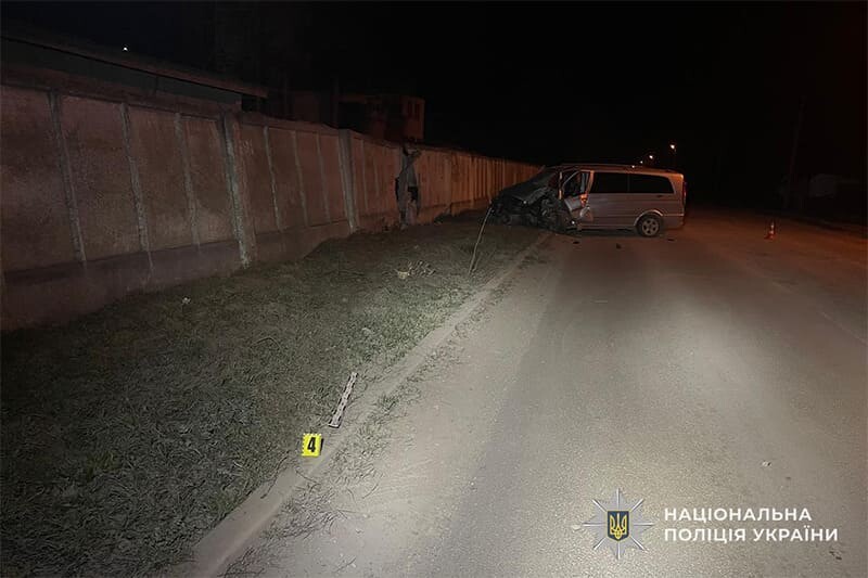 У Гусятині водій буса в’їхав у бетонну огорожу та отримав важкі травми