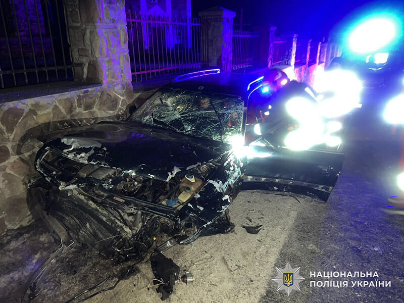 На Теребовлянщині водій Ауді в’їхав у кам’яну огорожу. Є травмовані