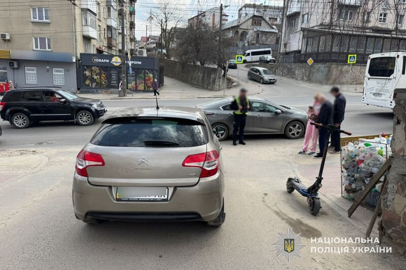 У Тернополі водійка “Сітроену” наїхала на самокат. Травмовано двох підлітків