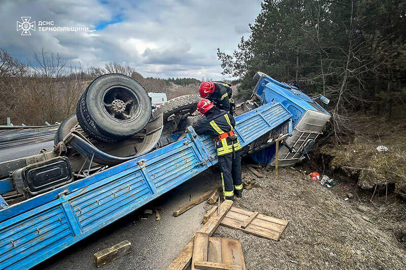 На Теребовлянщині перекинувся вантажний автомобіль (ФОТО)