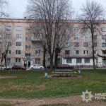 У Тернополі з вікна другого поверху випала півторарічна дитина