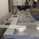 У Мельниці-Подільській чоловік обікрав ювелірний магазин