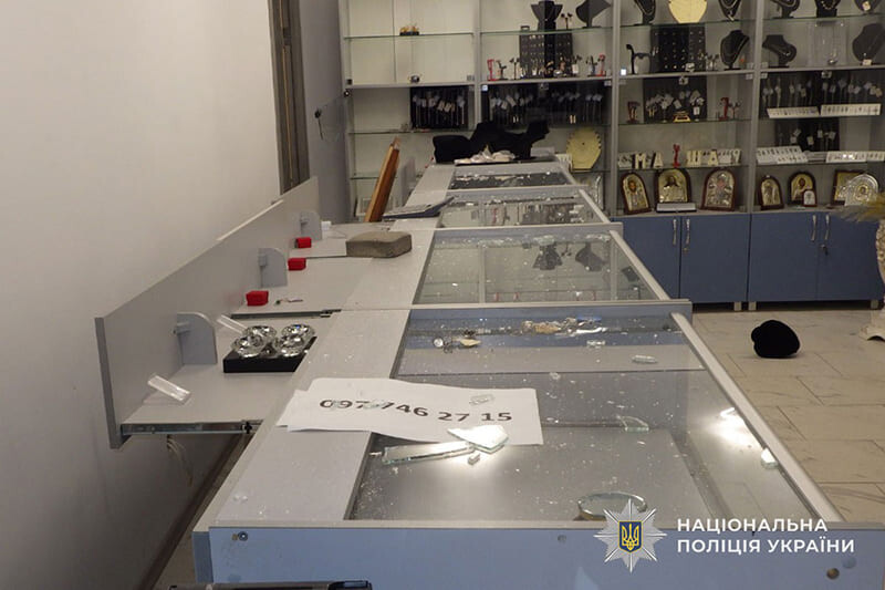 У Мельниці-Подільській чоловік обікрав ювелірний магазин