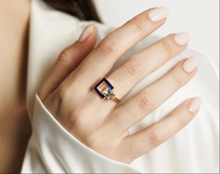 Подих океану у вашій скриньці: магія та універсальність блакитного топаза