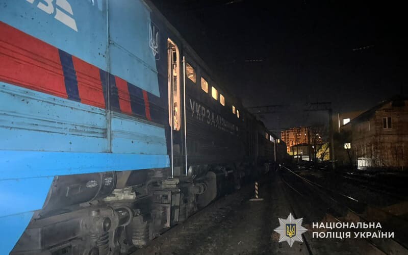 У Тернополі 18-річна дівчина потрапила під поїзд і отримала численні травми