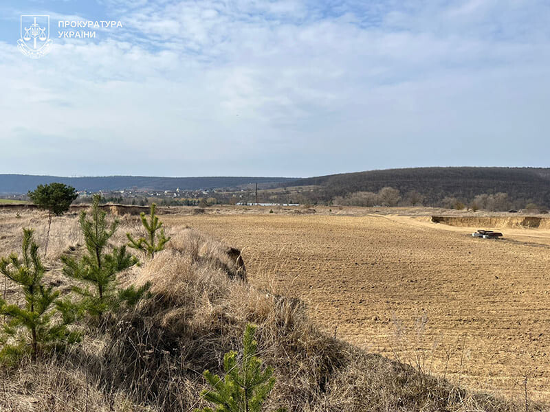 На Тернопільщині директора цегельного заводу підозрюють у незаконному видобутку корисних копалин