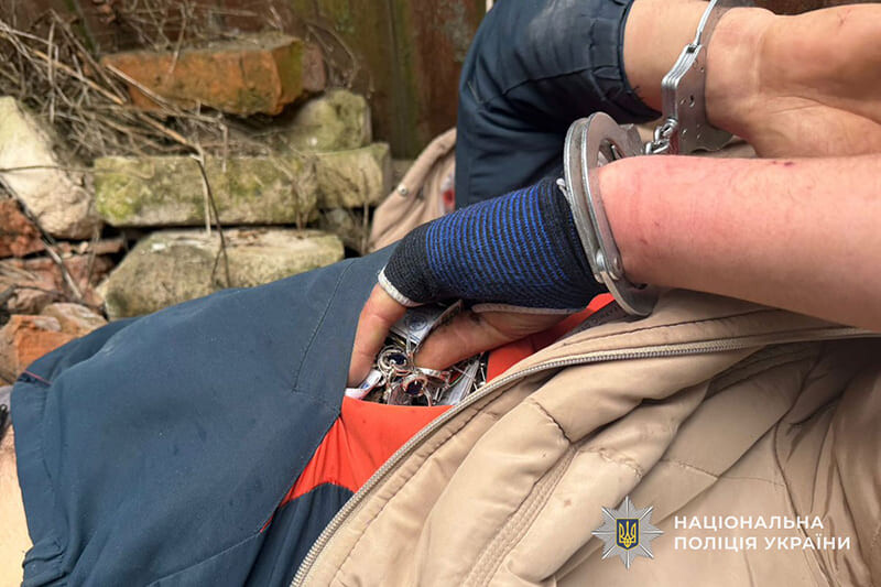 викрадені срібні прикраси