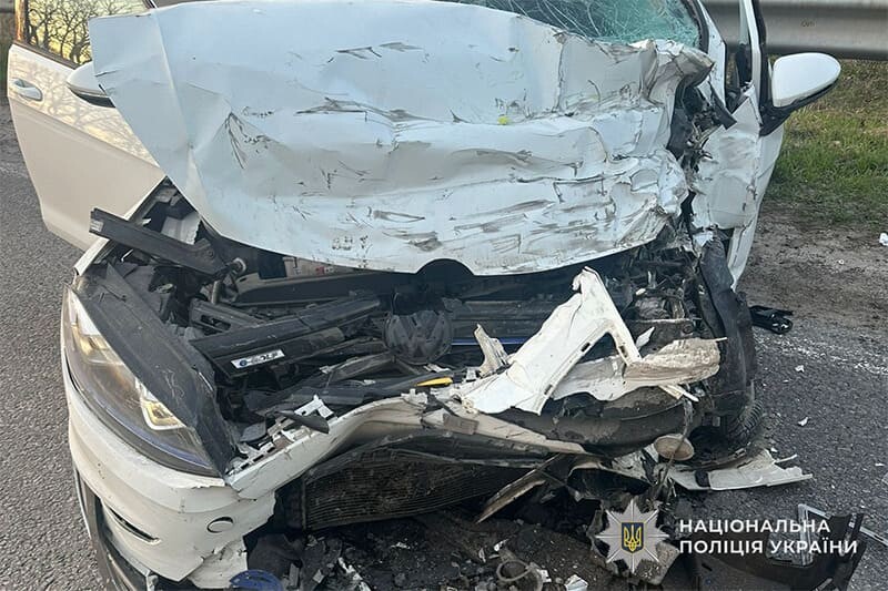 На трасі Тернопіль – Львів водій “Фольксвагена” в’їхав у вантажівку DAF