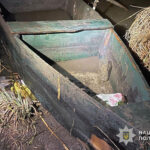 На Зборівщині спіймали жінку, яка під час нересту ловила рибу сіткою з човна