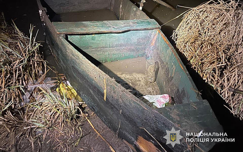 На Зборівщині спіймали жінку, яка під час нересту ловила рибу сіткою з човна