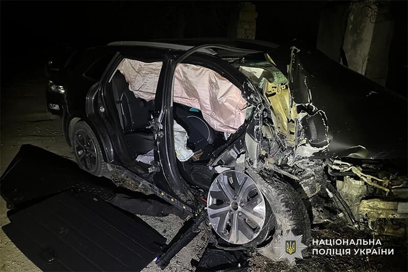 На Кременеччині п’яний водій КІА врізався у будівлю. Загинув пасажир