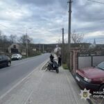 На Теребовлянщині чоловік виїжджав з подвір’я і збив жінку на скутері