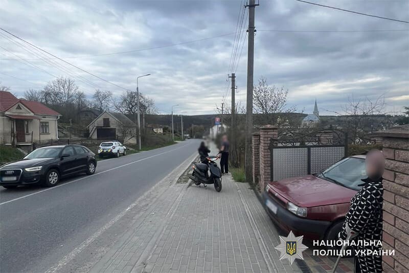 На Теребовлянщині чоловік виїжджав з подвір’я і збив жінку на скутері