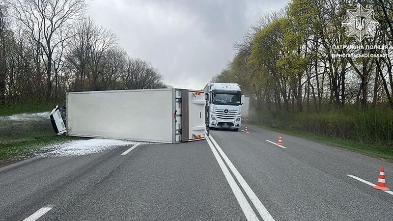 На трасі Тернопіль – Львів перекинулася вантажівка. Є травмовані