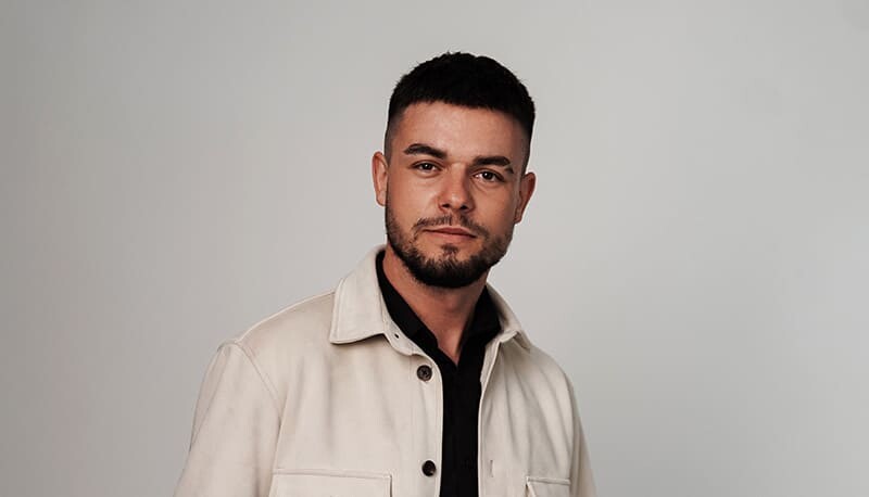 “Я просто пишу те, що відчуваю”: співак Ігор Целип про дитинство без фільтрів,  музику і шлях до сцени