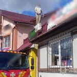 У Кременці врятували чоловіка, який погрожував стрибнути з даху