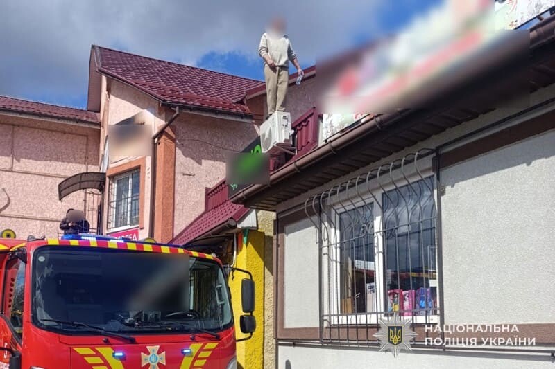 У Кременці врятували чоловіка, який погрожував стрибнути з даху