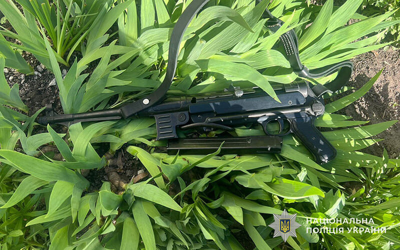 У Тернополі чоловік гуляв по місту з макетом автомата