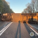 Поблизу Зборова знову перекинулася вантажівка (ФОТО)