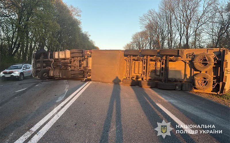 Поблизу Зборова знову перекинулася вантажівка (ФОТО)